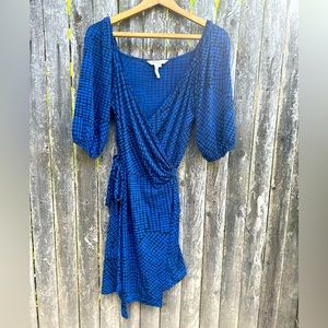 BCBG wrap-dress, blue/black geometric pattern, tie waist, v-neck, slinky, size M